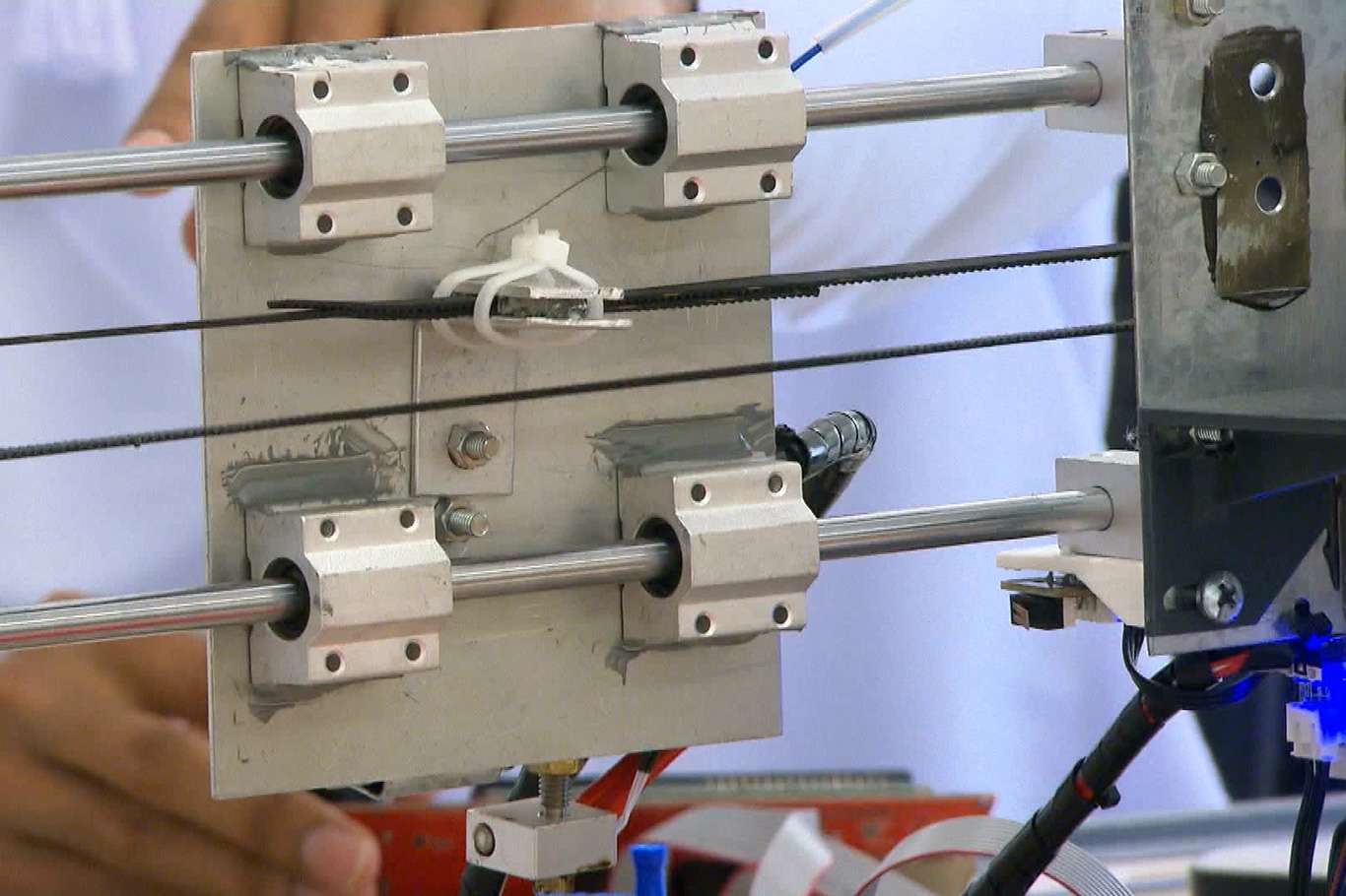 Ummanlı öğrenciler yenilikçi 3D yazıcı üretmeyi başardı Ummanlı öğrenciler yenilikçi 3D yazıcı üretmeyi başardı